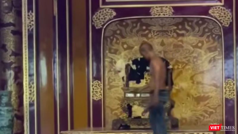 Đối tượng Hồ Văn Phương Tâm xâm hại cổ vật ngai vua triều Nguyễn tại Đại nội Huế (Ảnh chụp từ clip)