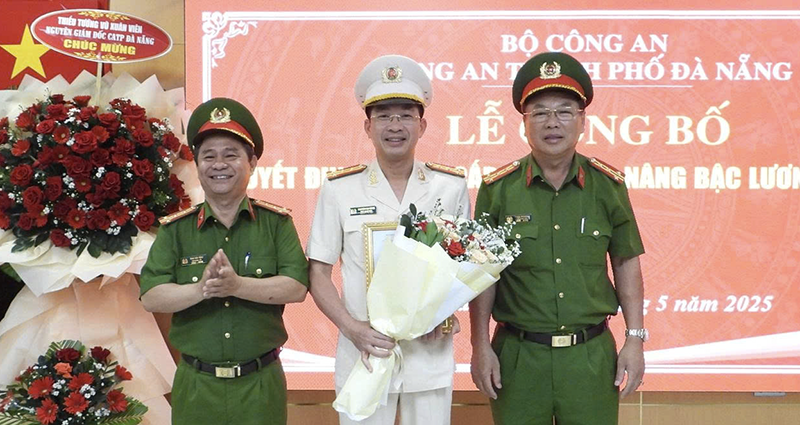 Đại tá Nguyễn Đại Đồng (đứng giữa), Phó Giám đốc phụ trách Công an thành phố Đà Nẵng tại buổi công bố quyết định.