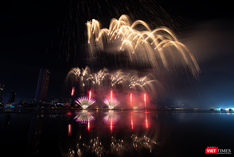 Màn pháo hoa mãn nhãn của đội Phần Lan trong đêm khai mạc DIFF 2025.