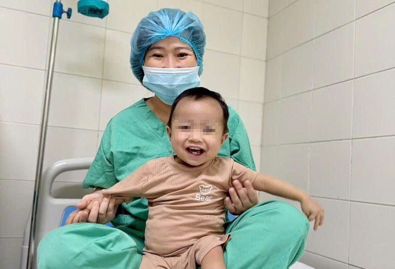 Bé V.Q.H. (15 tháng tuổi) mạnh khoẻ sau ca ghép gan.