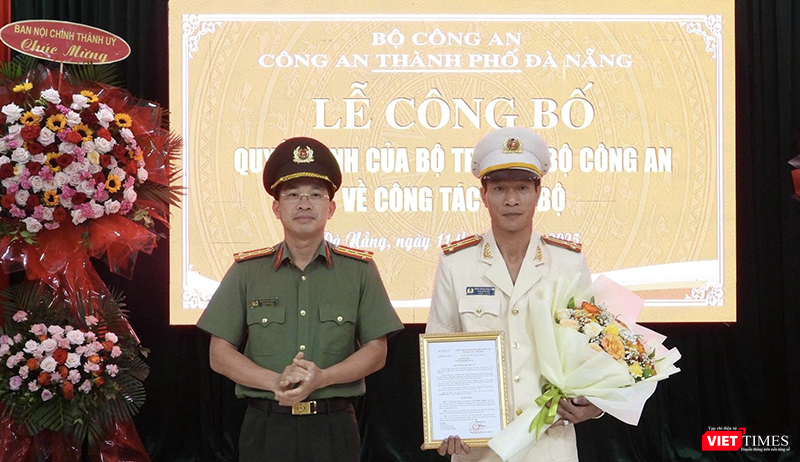 Thượng tá Trần Minh Nguyên (bìa phải), Phó Giám đốc Công an tỉnh Kon Tum nhận quyết định làm Phó Giám đốc Công an TP Đà Nẵng.