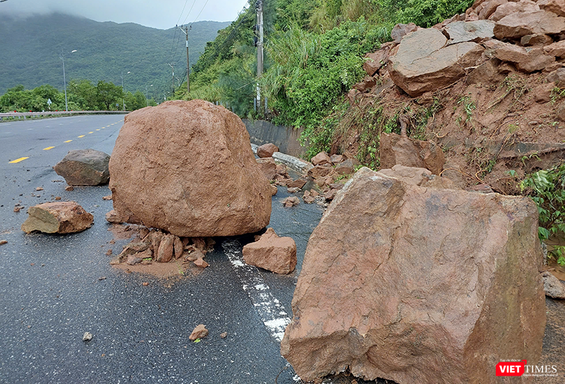 Do ảnh hưởng của bão số 1, mưa lớn kéo dài đã gây sạt lở tại nhiều điểm trên tuyến đường Hoàng Sa, đoạn dẫn lên bán đảo Sơn Trà (phường Thọ Quang, quận Sơn Trà, TP Đà Nẵng).