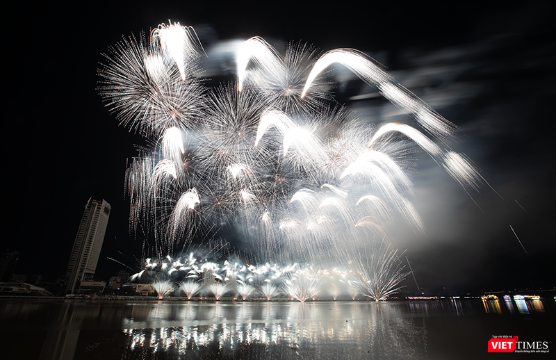 Màn pháo hoa ma mị của đội Trung Quốc trong đêm DIFF 2025 diễn ra tối 14/6