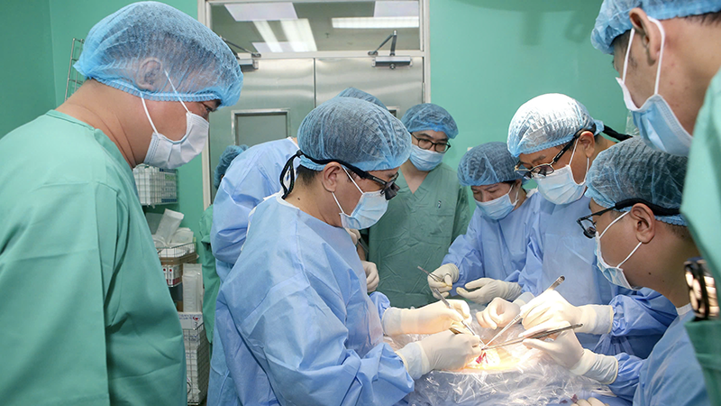 Ê kíp bác sĩ Bệnh viện Trung ương Huế đang thực hiện ca ghép tạng cho bệnh nhân.