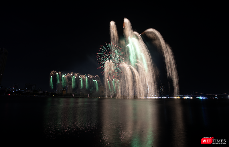 Với chủ đề “Phát triển bền vững”, đêm thi thứ tư của Lễ hội pháo hoa quốc tế Đà Nẵng (DIFF 2025) đã diễn ra với màn trình diễn mãn nhãn của 2 đội thi đến từ châu Âu là Bồ Đào Nha và Vương quốc Anh.