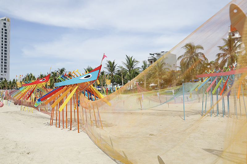 Không gian nghệ thuật sắp đặt “Câu chuyện làng chài” tái hiện nhịp sống, sự gắn kết cộng đồng và mối liên hệ giữa con người làng biển với biển cả.