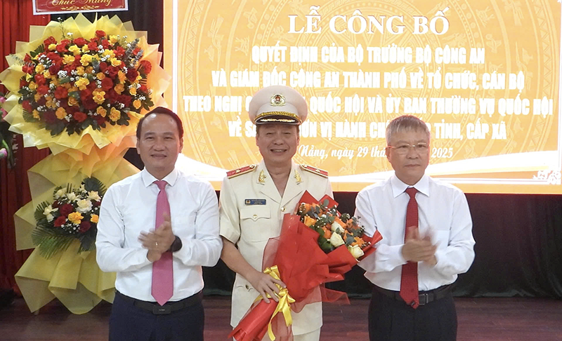 Thiếu tướng Nguyễn Hữu Hợp (giữa), Giám đốc Công an tỉnh Quảng Nam chính thức giữ chức vụ Giám đốc Công an TP Đà Nẵng kể từ ngày 1/7.