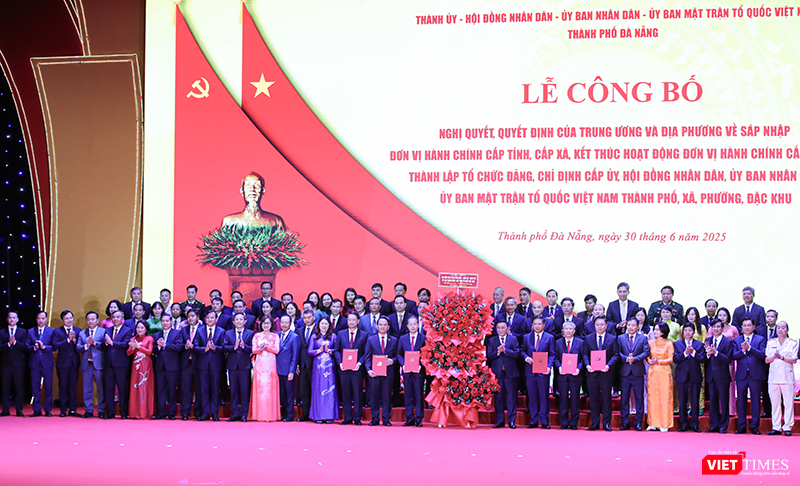 Ông Trần Cẩm Tú, Ủy viên Bộ Chính trị, Thường trực Ban Bí thư trao quyết định và tặng hoa cho các cá nhân trong Ban Thường vụ Thành uỷ Đà Nẵng mới.