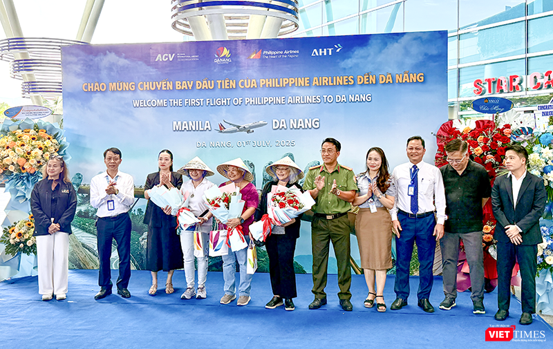 Hành khách trên chuyến bay đầu tiên của Hãng hàng không Philippine Airlines đã hạ cánh tại Sân bay Quốc tế Đà Nẵng được chào đón nồng hậu.