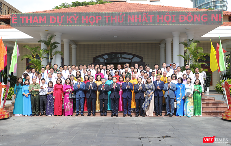 Các đại biểu HĐND TP Đà Nẵng và lãnh đạo Thành uỷ chụp ảnh lưu niệm nhân Kỳ họp đầu tiên của HĐND TP Đà Nẵng sau hợp nhất với Quảng Nam.