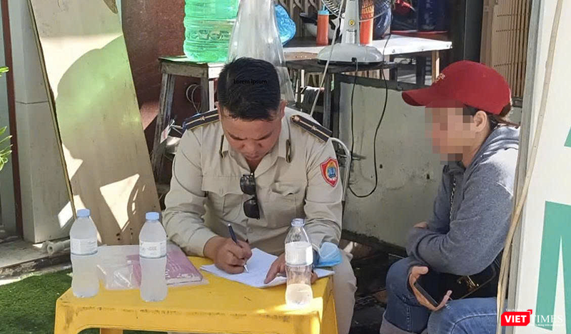 Lực lượng chức năng phường An Hải (Đà Nẵng) làm việc với bà N.T.N.L (trú tại phường Ngũ Hành Sơn), chủ quán vỉa hè bị tố "chặt chém" du khách.