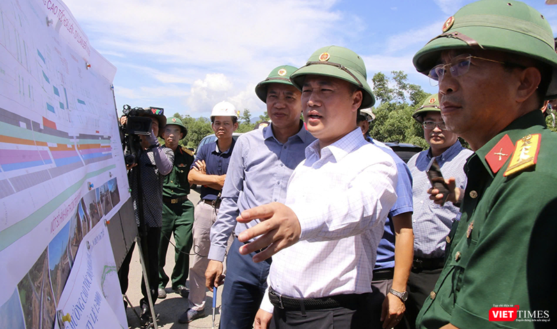 Thứ trưởng Bộ Xây dựng Nguyễn Việt Hùng, Phó trưởng Đoàn kiểm tra số 1 theo quyết định của Thủ tướng Chính phủ tại chuyến kiểm tra thực địa, làm việc với các đơn vị liên quan về tiến độ dự án cao tốc Hòa Liên – Túy Loan (TP Đà Nẵng).