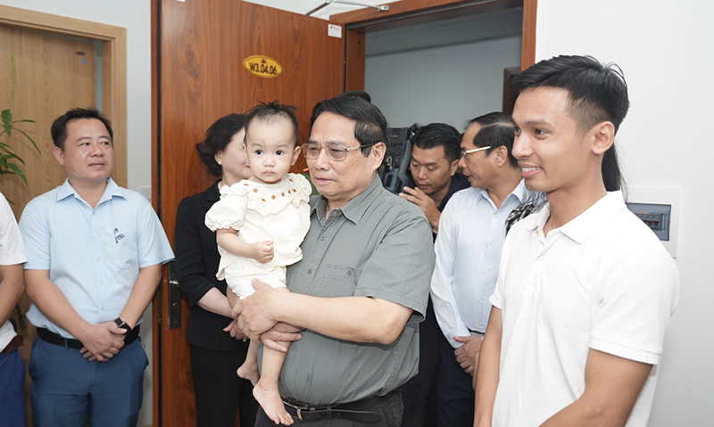 Thủ tướng Chính phủ Phạm Minh Chính cùng đoàn công tác trong chuyến kiểm tra thực tế phát triển nhà ở xã hội tại Huế.