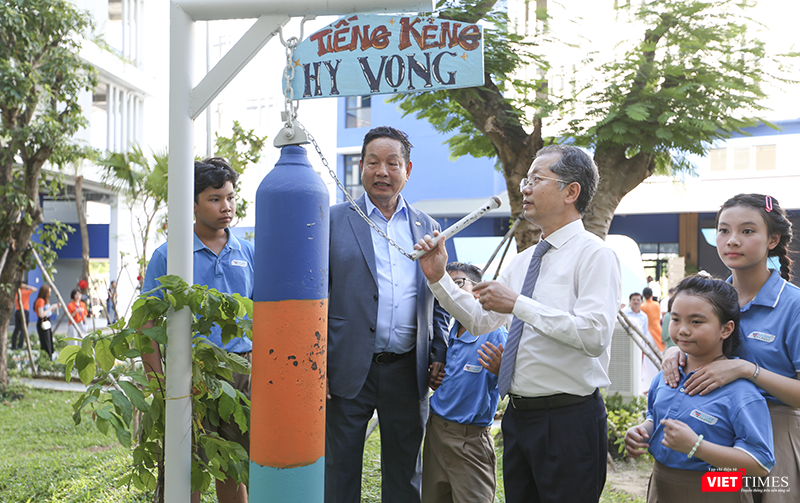 Ông Nguyễn Văn Quảng, Bí thư Thành ủy Đà Nẵng và ông Trương Gia Bình, Chủ tịch HĐQT Tập đoàn FPT thực hiện nghi thức đánh kẻng khai trường tại lễ khánh thành trường Hy Vọng dành cho trẻ mất cha mẹ vì COVID-19.