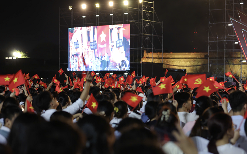 Chương trình thu hút rất đông người dân và du khách.