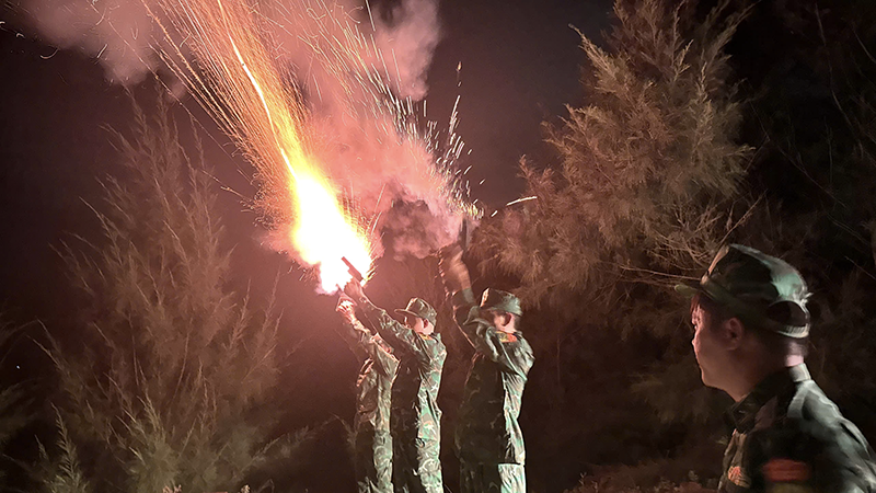 Lực lượng biên phòng bắn pháo hiệu tại 5 vị trí: Sơn Trà, Hải Vân, Cù Lao Chàm, Cửa Đại và Núi Thành để kêu gọi tàu thuyền khẩn trương vào bờ.