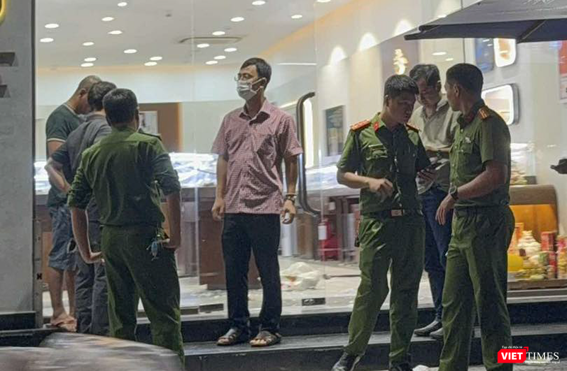 Lực lượng công an khám nghiệm hiện trường để truy tìm hung thủ