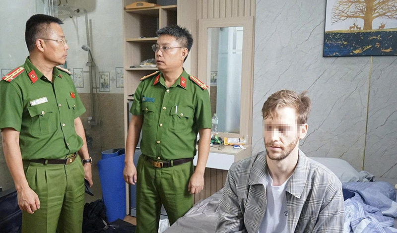 Nghi phạm D.J bị bắt giữ khi đang lẫn trốn.