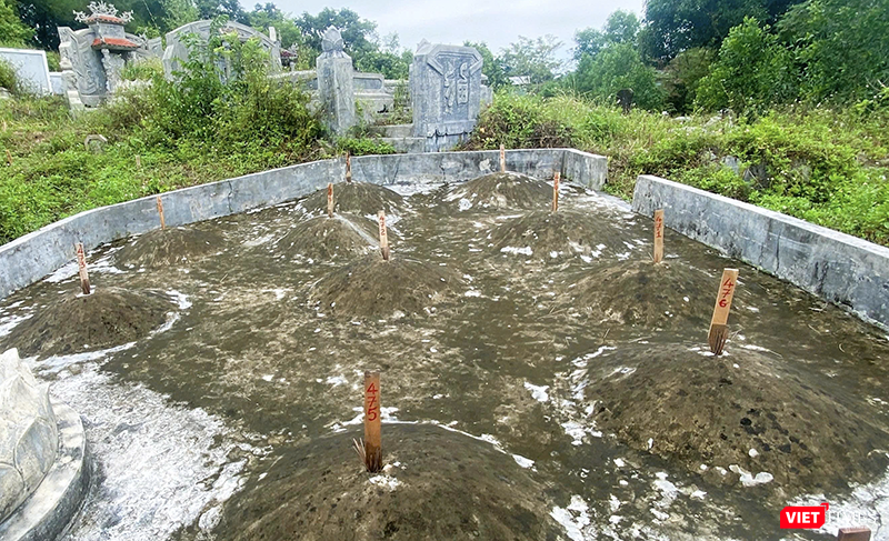 Ban Quản lý dự án đầu tư xây dựng khu vực 1 (TP Huế) dùng thanh gỗ cắm vào giữa các mộ phần cạnh chùa Thiên Mụ (TP Huế) để kiểm đếm gây phản cảm.