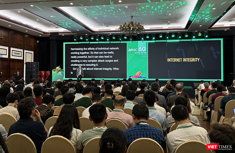 Bà Leslie Daigle, Giám đốc Kỹ thuật &amp; Giám đốc Chương trình Toàn vẹn Internet, Global Cyber Alliance trình bày tại phiên toàn thể về các vấn đề về Internet toàn cầu.