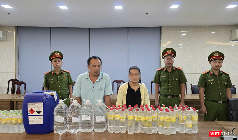 Vợ chồng Thanh - Hậu cũng tang vật tại cơ quan công an.