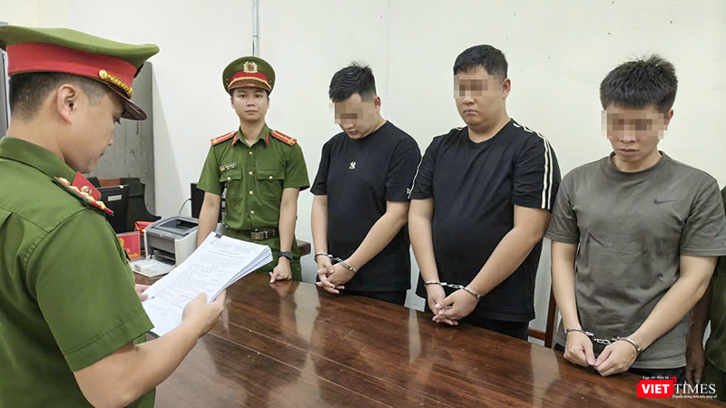 Cơ quan công an tống đạt quyết định khởi tố, bắt tạm giam đối với 3 đối tượng: Phạm Tuấn Thành, Nguyễn Huy Hiệp và Phạm Tiến Dũng.