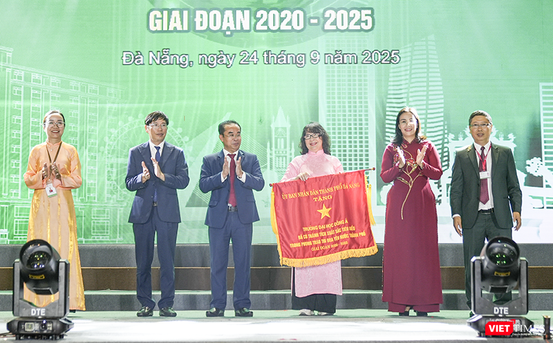 Đại diện UBND thành phố Đà Nẵng trao tặng Cờ thi đua cho ĐH Đông Á trong lễ khai giảng năm học mới.