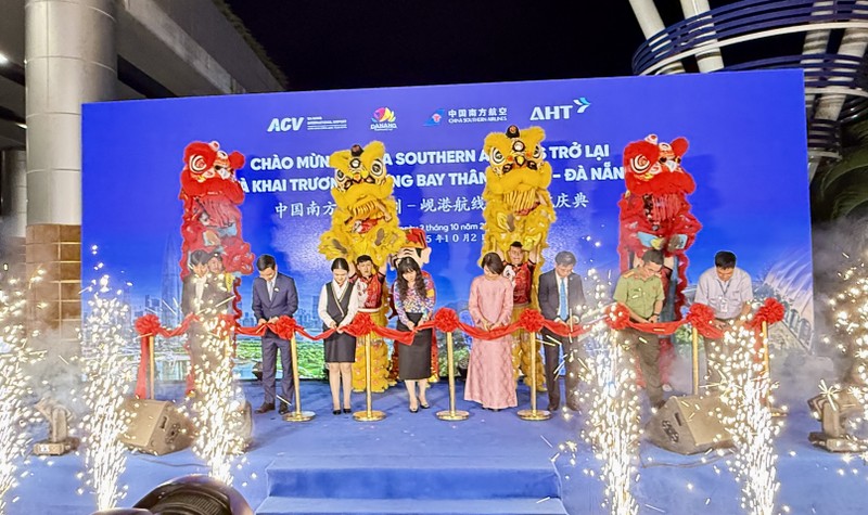 Quang cảnh lễ đón đường bay Đà Nẵng - Thâm Quyến trở lại sau hơn 5 năm gián đoạn.