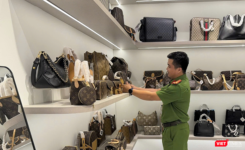 Công an kiểm tra shop thời trang trên địa bàn thành phố Đà Nẵng.