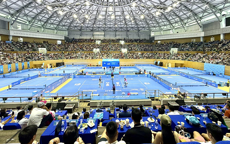 Liên tiếp các sự kiện văn hoá thể thao quốc tế đã kéo du khách đến Đà Nẵng, khẳng định du lịch là "xương sống" của nền kinh tế Đà Nẵng. (Trong ảnh: Giải đấu PPA Tour Asia MB Vietnam Cup 2025, diễn ra tại Trung tâm Thể thao Tiên Sơn thu hút đông người xem).