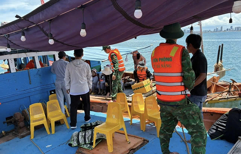 Lực lượng tuần tra của Đồn Biên phòng Sơn Trà (Đà Nẵng) kiểm tra và xử lý trường hợp tàu cá tổ chức tour câu mực trên biển trái phép. Ảnh: Đồn Biên phòng Sơn Trà cung cấp.