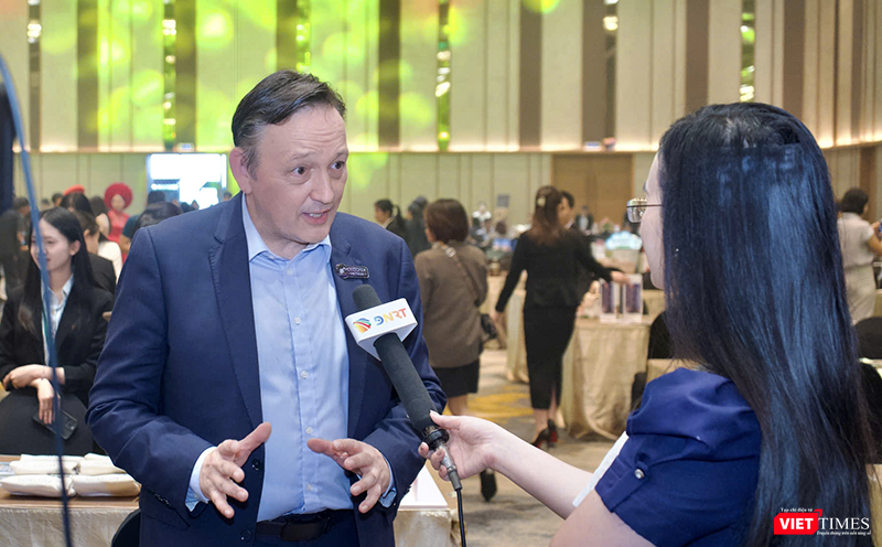 Ông Andre Pierre, Phó Chủ tịch HORECFEX Việt Nam trả lời phỏng vấn báo giới tại sự kiện.