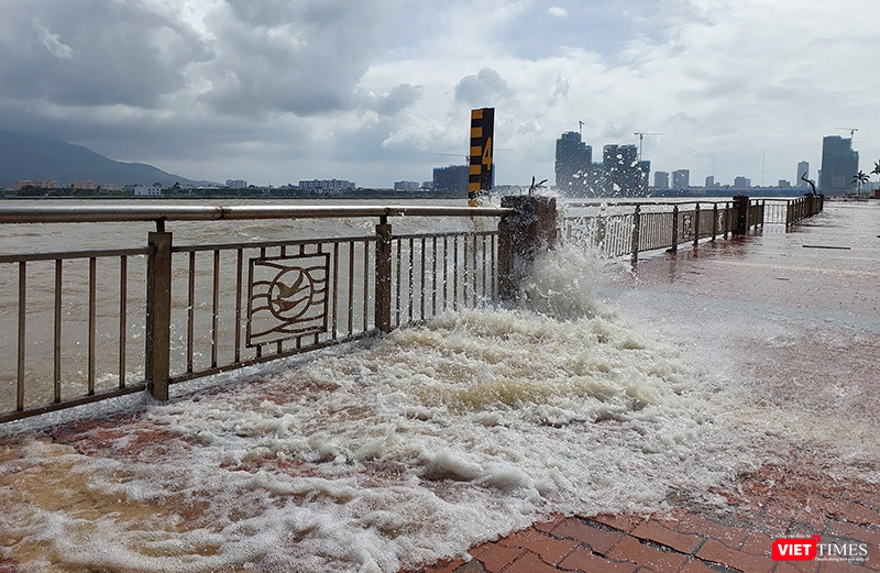 Nước sông Hàn cùng các đợt sóng tràn qua vỉa hè đường Như Nguyệt, thành phố Đà Nẵng.