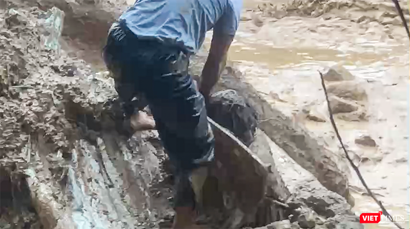 Lực lượng chức năng xã Trà Đốc (Đà Nẵng) kịp thời cứu nạn nhân bị lũ cuốn trôi, vùi sâu dưới lớp bùn.