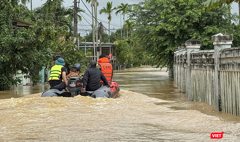 Ca nô của đội tình nguyện di chuyển cứu trợ, sơ tán dân vùng ngập lụt. Ảnh Minh Việt.