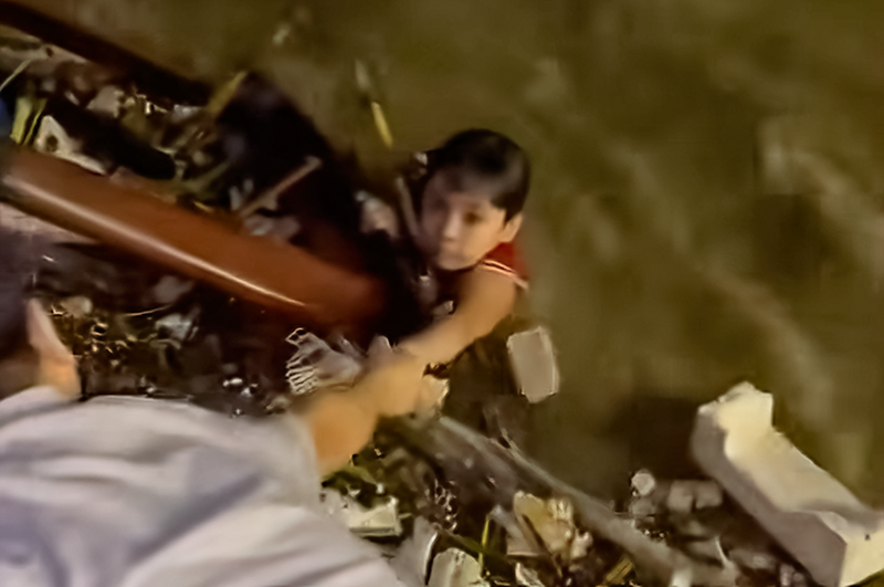 Bé trai được cứu lên bờ một cách thần kỳ và may mắn giữa dòng nước xiết.