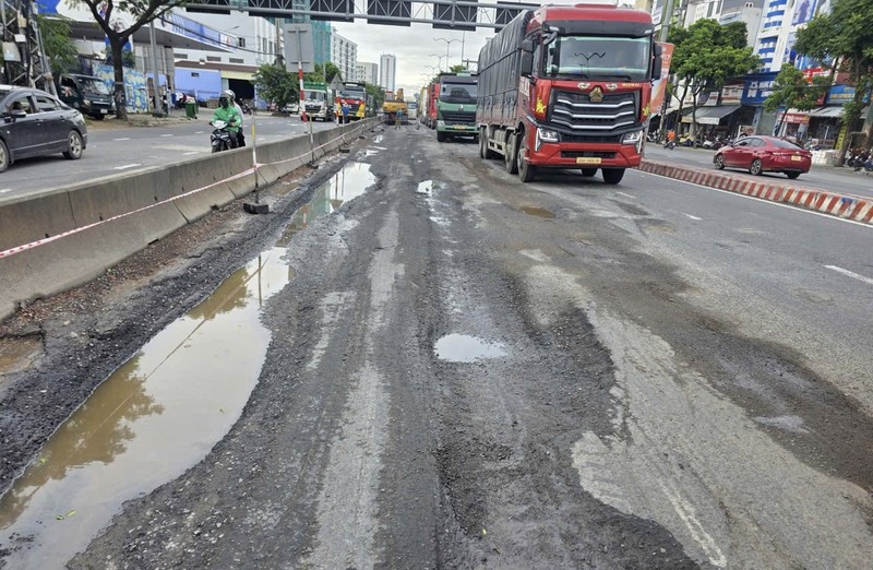 Ql14B đoạn qua phường An Hải, TP Đà Nẵng bị hư hỏng nặng sau mưa kéo dài.