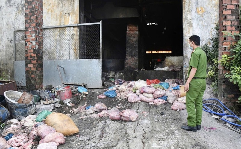 Cơ sở sản xuất mỡ động vật bẩn nằm giữa nghĩa địa thôn Phú Sơn Nam, xã Hoà Tiến, TP Đà Nẵng