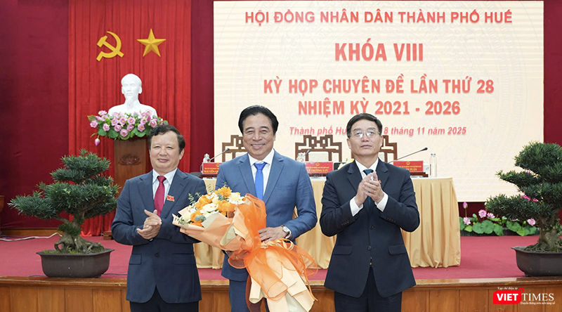 Ông Nguyễn Khắc Toàn (đứng giữa) được bầu giữ chức Chủ tịch Chủ tịch UBND thành phố.