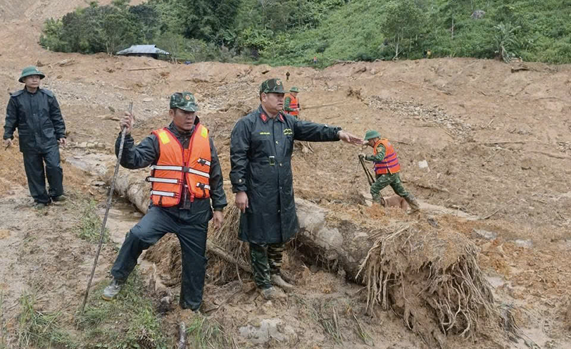 Lực lượng cứu nạn phát hiện thi thể nổi trên bề mặt đất đá, do mưa lớn kéo dài cuốn trôi đất đá, bùn đất. Ảnh Khải Đăng.