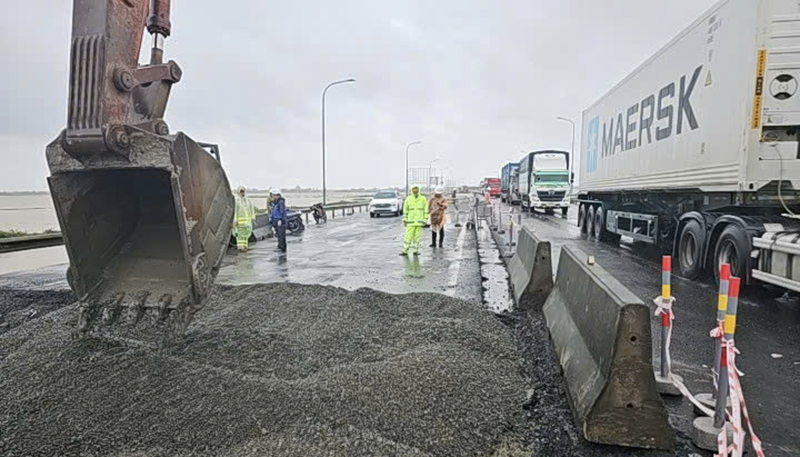 Lực lượng giao thông nỗ lực khắc phục sửa chữa hư hỏng trên Quốc lộ 1A đoạn qua các tỉnh Gia Lai, Đắk Lắk.