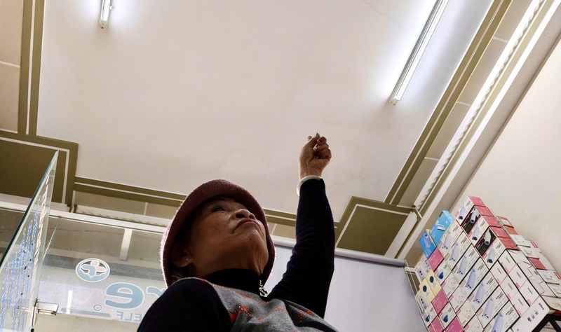 Bà Phan Thị Lụa, người dân ở đối diện hố tử thần lo lắng chỉ vết nứt trên trần nhà.