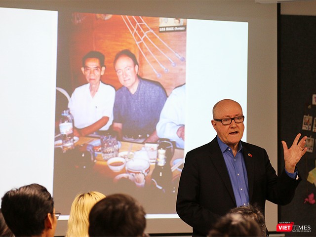 "Phạm Xuân Ẩn là một nhà phân tích tình báo đại tài, cả về mặt tình báo và quân sự”, GS. Larry Berman lý giải.