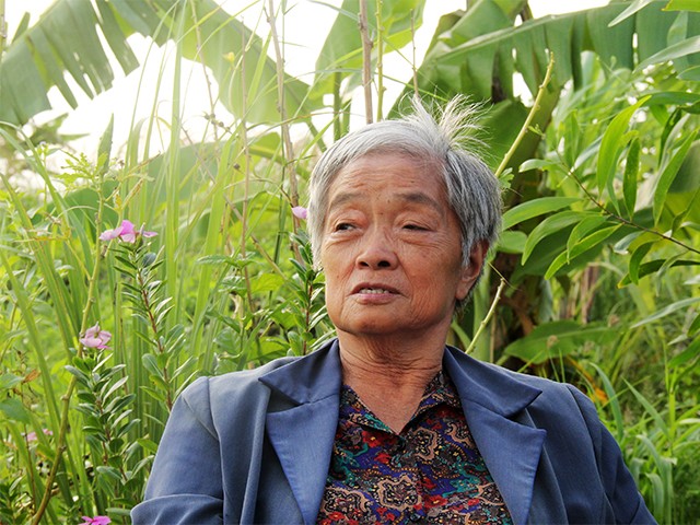 Bà Lê Thị Nga uất ức: “Tại sao không có quyết định mà lại đập phá nhà tôi? Tại sao lại phải phun thuốc vào nhà khiến chồng tôi nhập viện liên tục mấy năm nay? Tài sản của gia đình tôi bị mang đi hiện nay đang ở đâu?”. Ảnh: GVT.