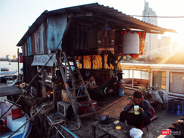 Chỉ cách một con sông Sài Gòn, là những số phận người đối lập. Ảnh: Mai Kỳ.