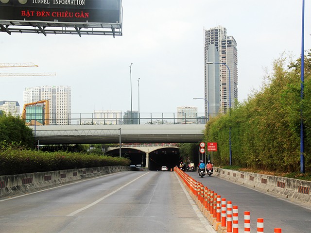 Hầm Thủ Thiêm, phía đầu Q.2, sáng sớm nay vắng vẻ, thông thoáng, không còn cảnh những dòng xe nườm nượp như ngày thường.