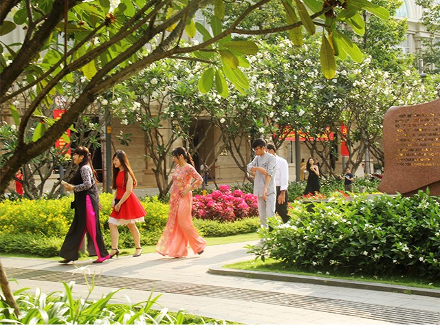 Diện áo dài đi ngắm đường hoa là một nét đẹp thảnh thơi của phụ nữ phương Nam ngày đầu năm mới.