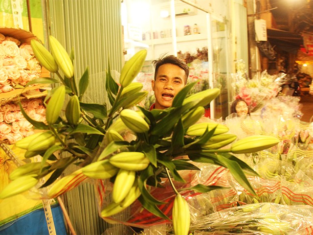 Vừa bán, vừa la "bao đẹp", luôn cười nói rộn ràng là cách giao tiếp với khách của các chủ hàng hoa nơi này.