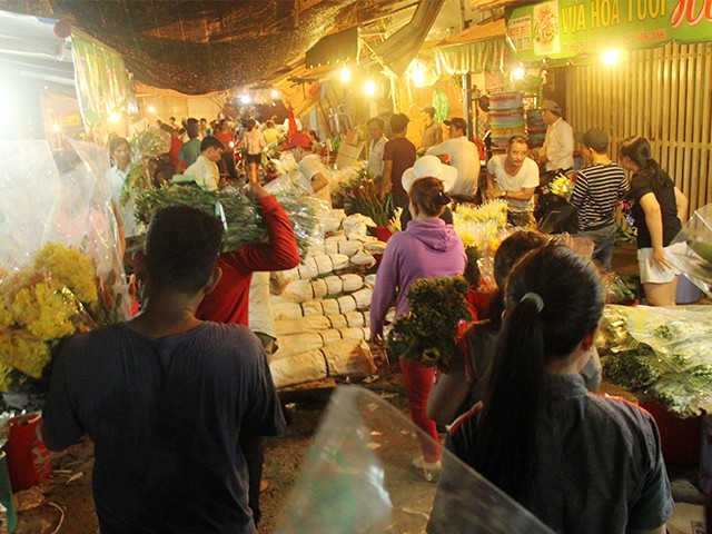 Khi những xe hoa vừa hạ tải, đưa vào chợ thì khách tự có ý thức nhường đường và đi theo để ngắm đợt hoa mới.