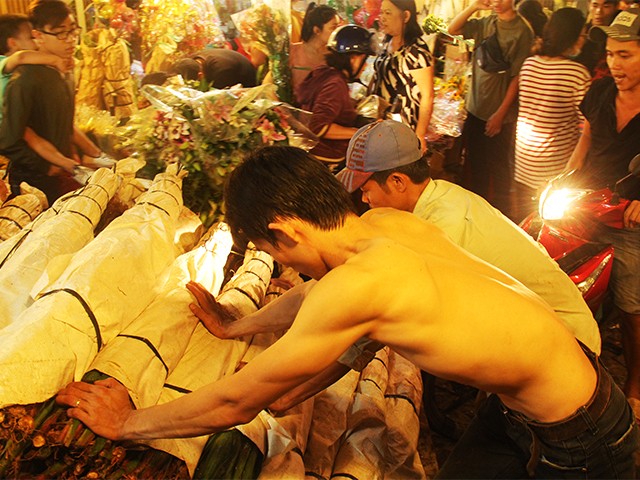 Nửa đêm về sáng, trời Sài Gòn se sắt lạnh, nhưng những giọt mồ hôi của phu hoa thì luôn nóng đẫm trên lưng.